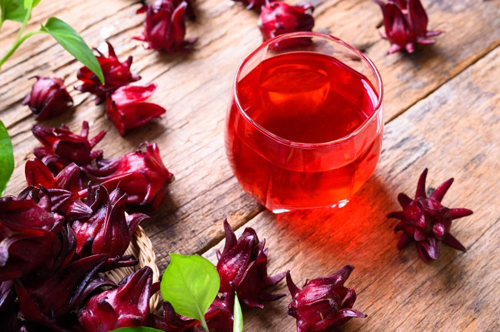 Benefícios do Chá de Hibisco: Você Sabia Que Ele Pode Ajudar na Perda de Peso?